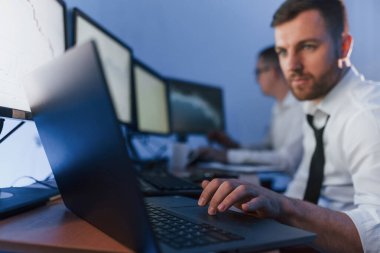 Laptop kullanıyorum. Ofiste değişim teknolojisiyle çalışan iki borsacı..