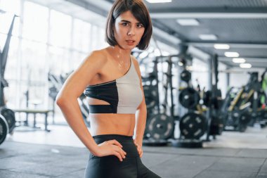 Yorgunum, ara verdim. İnce vücutlu spor elbiseli kadın spor salonunda..