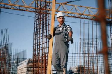 Diğer insanlarla iletişim kurmak. Gündüz vakti inşaatta çalışan bir adam var..