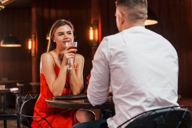 Birbirleriyle konuşuyorlar. Romantik çift restoranda yemek yiyor..