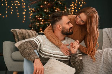 Halkın yakınlığı. Güzel genç çift yeni yılı evde kutluyor..