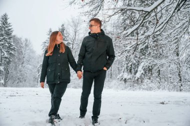 Çift kış ormanında yürüyüş yapıyor..