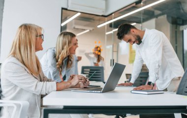 Neşeli takım. Profesyonel iş adamlarından oluşan bir grup ofiste..