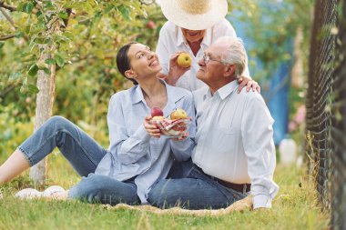 Yerde oturuyordum. Kızı, büyük annesi ve babasıyla bahçede..