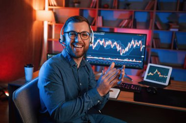 Alkışlar, başarı anlayışı. Hisse senedi tüccarı kapalı alanda bilgisayar başında çalışıyor. Değişim ve para kavramı.