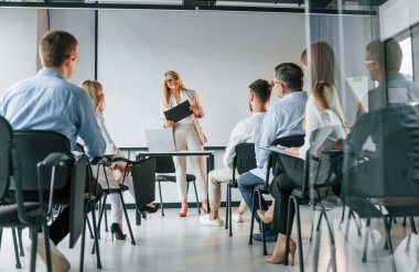 Oturup kadınlardan yeni şeyler öğreniyorum. Profesyonel iş adamlarından oluşan bir grup ofiste..