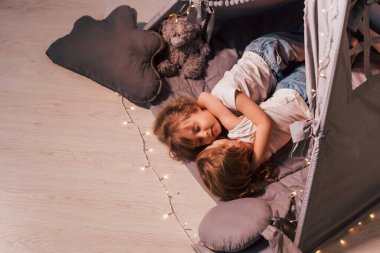 Birbirinize sarılıp uyuyorsunuz. Birlikte yatıyorduk. İki küçük kız yurt odasındaki çadırda..