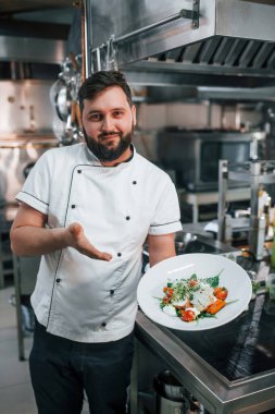 Salatayı bitirdim. Yemek hazır. Profesyonel aşçı mutfakta yemek hazırlıyor..
