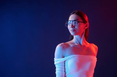 Fütürist neon ışıkları. İçerideki genç bir kadının portresi..