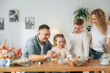 Mutfakta. Mutlu aile bayramları birlikte kutluyor..