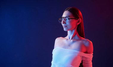 Fütürist neon ışıkları. İçerideki genç bir kadının portresi..