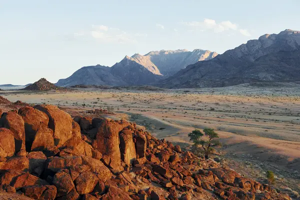 Akşam vakti dağlar. Afrika çölündeki muhteşem manzaraların görkemli manzarası.