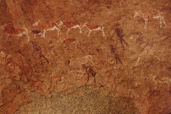 Afrika 'daki tarih öncesi sanatla duvar manzarasını kapat.