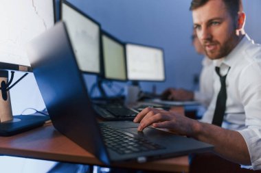 Laptop kullanıyorum. Ofiste değişim teknolojisiyle çalışan iki borsacı..