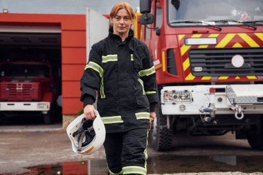 İleriye doğru yürüyorum. Üniformalı kadın itfaiyeci departmanda çalışıyor..
