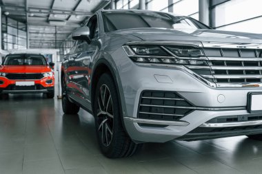 Yeni gümüş renkli arabanın önü ve arkası kırmızı..