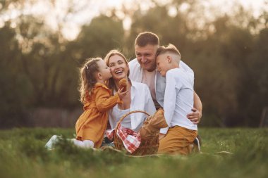 Titiz davranıyorum. Aile hafta sonunu yazları birlikte dışarıda geçirir..
