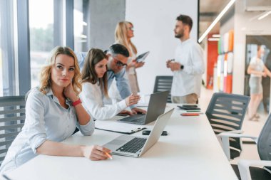 Yoğun bir gün. Profesyonel iş adamlarından oluşan bir grup ofiste..