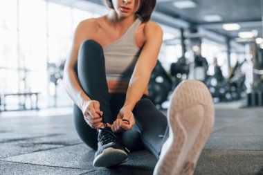 Yerde oturuyordum. İnce vücutlu spor elbiseli kadın spor salonunda..