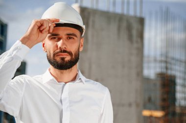 İnşaat alanında üniformalı bir adamın portresi..