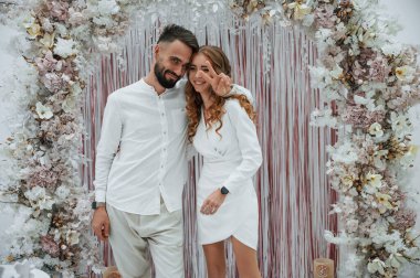 Beyaz elbiseli gelini olan genç bir damat. Düğün gebeliği.