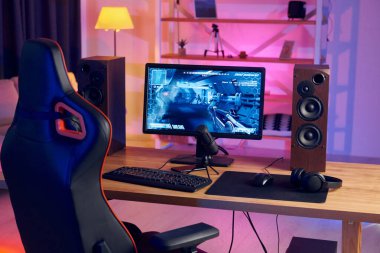 Atış oyunu başlatılmışken evde bilgisayar var. FPS sanal gerçeklik deneyimi.