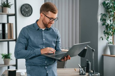 Adam modern büroda çalışıyor. İş ve serbest meslek anlayışı.