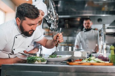 Profesyonel aşçı mutfakta yemek hazırlıyor..