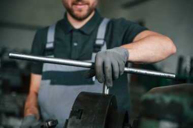 Parçaları geliştirmeye odaklanmış. Üniformalı adam iş yerinde tarım tekniğinin detaylarını geliştiriyor..