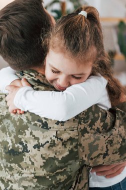 Sonunda tanışabildik. Üniformalı asker küçük kızıyla evde..