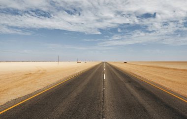 Düz yüzey. Afrika, Namibya 'daki yol manzaralı görkemli.