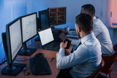 Mesleki meslek. Ofiste değişim teknolojisiyle çalışan iki borsacı..