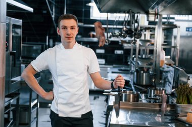 Durup kameraya bakıyorum. Şef mutfakta yemek hazırlıyor..