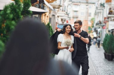 Caddenin yanından geçiyordum. Nişanlısıyla güzel gelin dışarıda evleniyor..