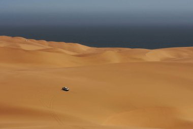 Açık havada at sürüyorum. Afrika çöllerinde araba, Namibya.