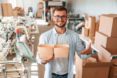 Güzel ahşap paketler taşıyorlar. Beyaz elbiseli matbaacı içeride..