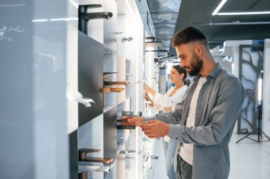 Banyo vinçleri. Kadın ve erkek ev için eşya deposunda..