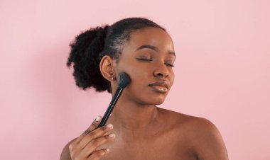 Temiz deri döllenmesi. Pembe arka plana karşı olan Afrikalı Amerikalı genç bir kadının portresi.