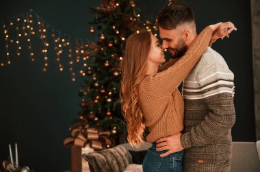 Aşk kavramı. Genç çift yeni yılı evde kutluyor..