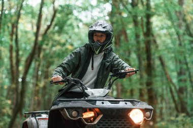 ATV sürücüsü ormanda, gündüz gezintisi yapıyor..