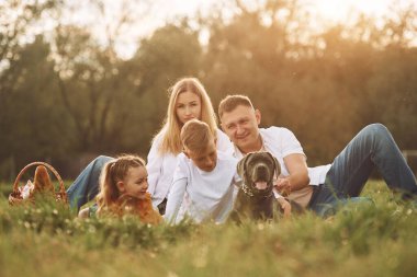 Köpekle. Aile yazın birlikte hafta sonlarını dışarıda geçirir..