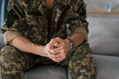 Manzarayı kapat. Üniformalı asker içeride, iç odada..