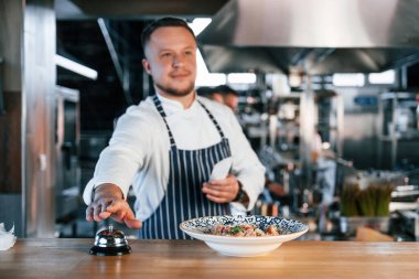 Düzen tamamlandı. Mutfak işçileri birlikte yemekleri hazırlıyorlar..