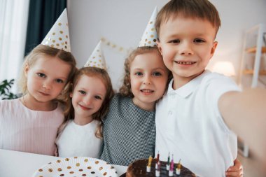 Selfie yapıyorum. Doğum gününü kutluyoruz. Bir grup çocuk gündüzleri evde birlikteler..