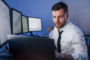 Resmi kıyafetlerle. Ofiste değişim teknolojisiyle çalışan iki borsacı..