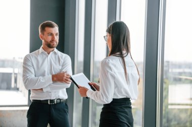 Modern pencereler. Gündüz vakti sanayi işçileri binada. İnşaat konumu.