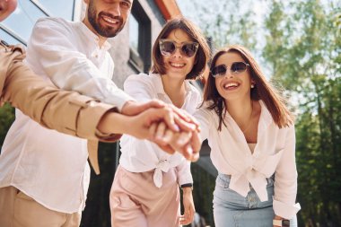 El ele tutuşmak. Birleşme kavramı. Üç arkadaş dışarıda harika bir hafta sonu geçiriyorlar..