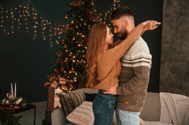 Aşk kavramı. Genç çift yeni yılı evde kutluyor..