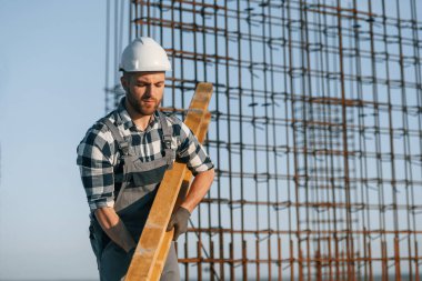 Gündüz vakti inşaatta çalışan bir adam var..