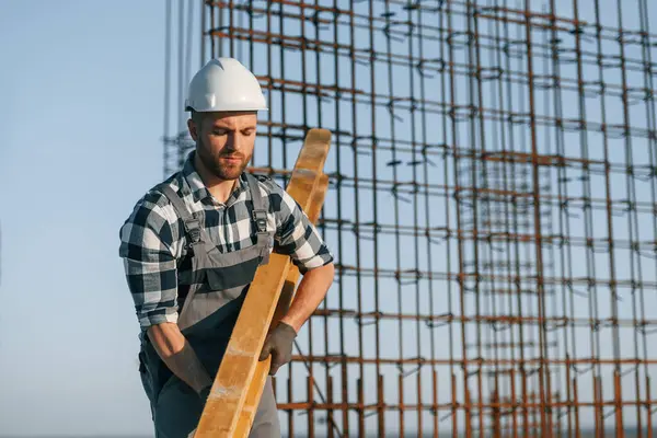Gündüz vakti inşaatta çalışan bir adam var..